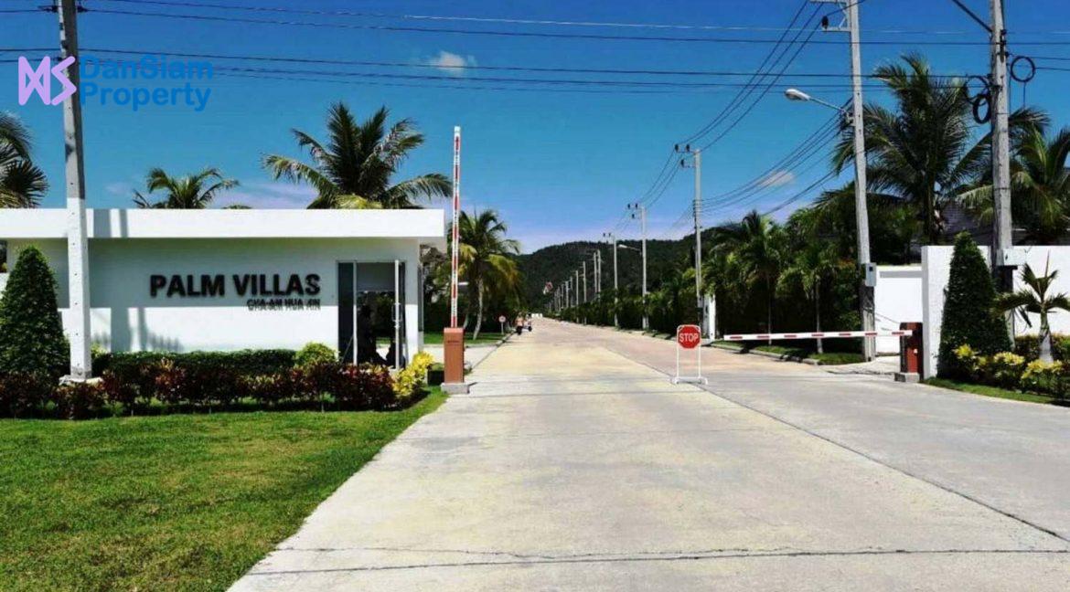 81 Palm Villas entrance