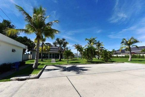 83 Palm Villas communal lawn