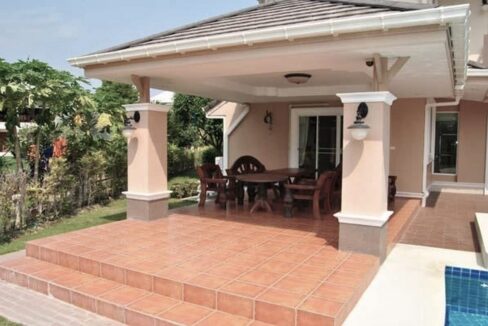 03 Covered furnished terrace
