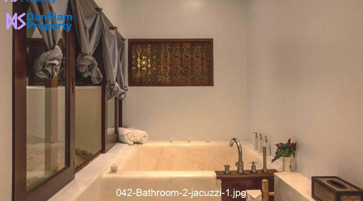 042-Bathroom-2-jacuzzi-1.jpg