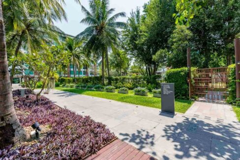 83 Garden and entry to Amari Resort